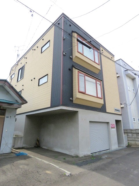 札幌市豊平区月寒西一条のアパートの建物外観