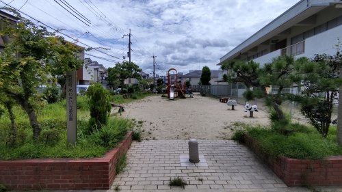 【清水タウンハウスE棟 左側の公園】