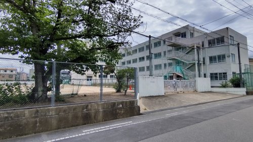 【清水タウンハウスE棟 左側の小学校】