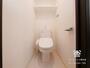 トイレ　落ち着いた色調のトイレです