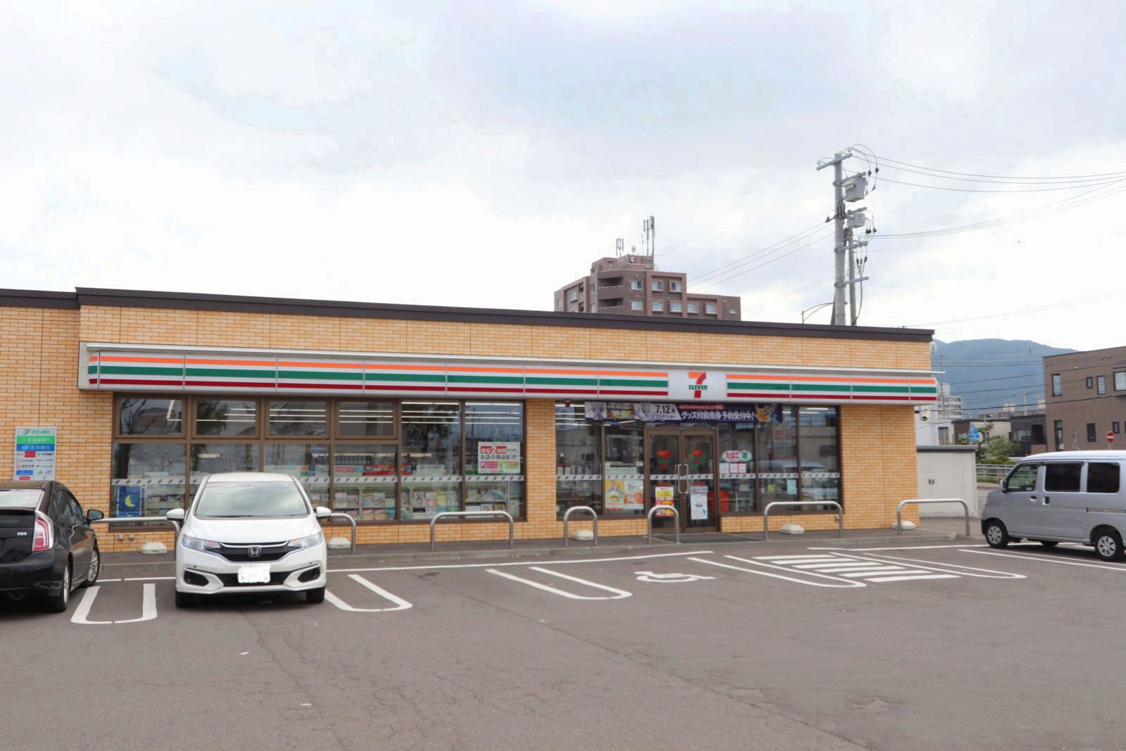 コンビニ　セブンイレブン札幌発寒11条店（コンビニ）まで377m