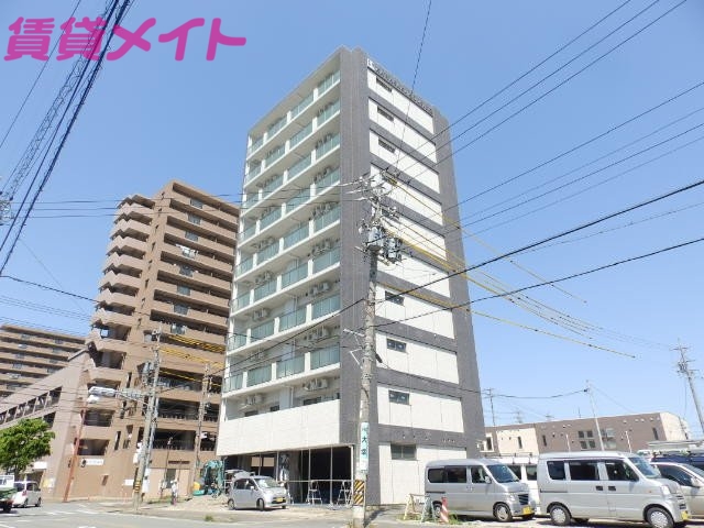 津市久居新町のマンションの建物外観