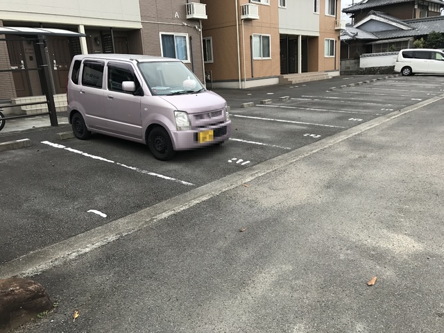 【東温市下林のアパートの駐車場】