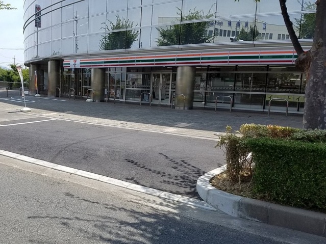 コンビニ　セブンイレブン八尾南駅前店（コンビニ）まで566m