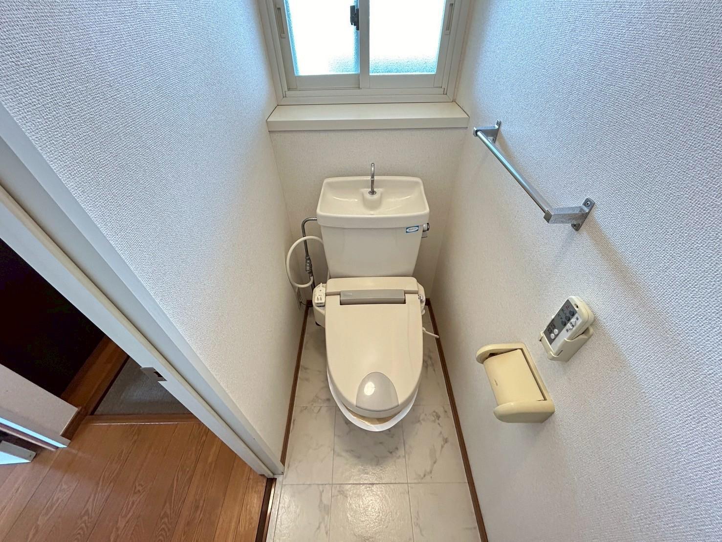 トイレ　温水洗浄暖房便座付トイレ