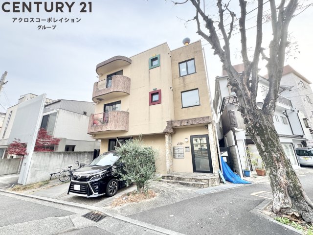 建物外観　3階建てのしっかりした外観