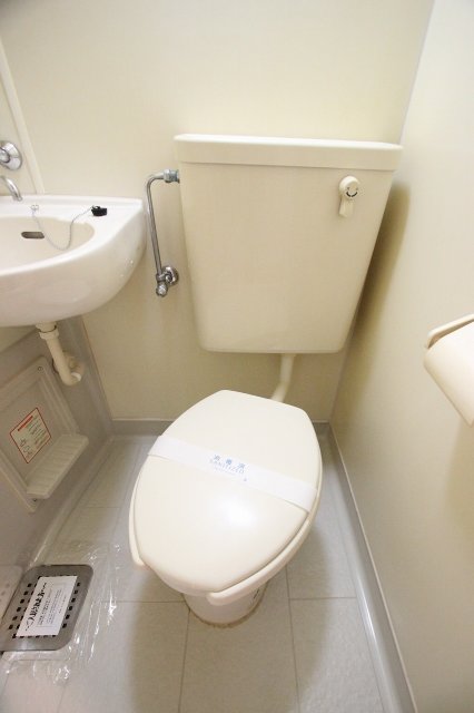 トイレ　同物件、別号室のものです。