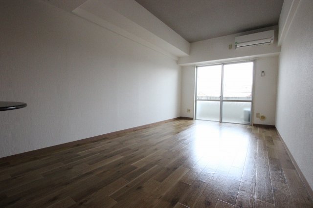 居室・リビング　同物件、別号室のものです。