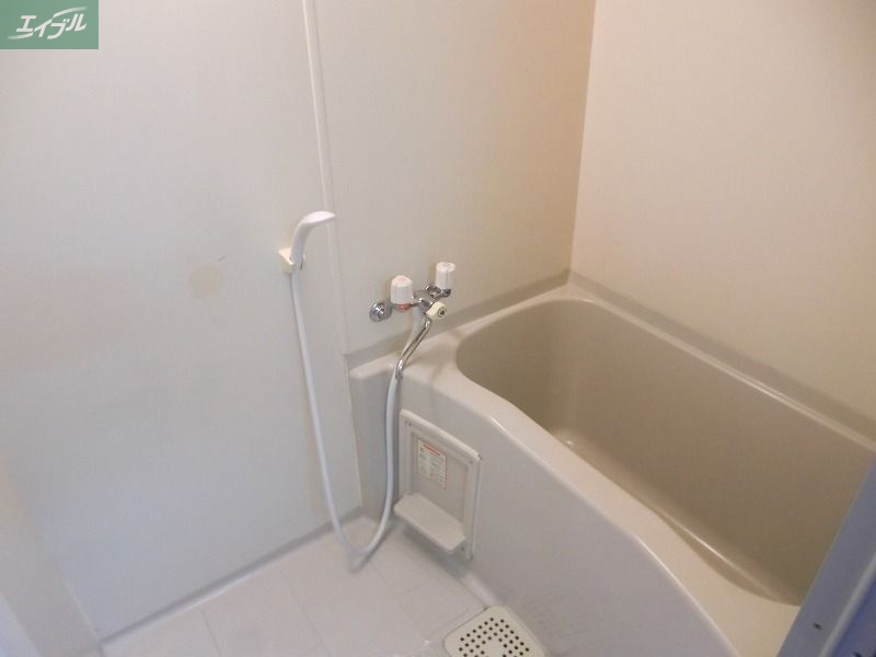 バス・シャワールーム　同物件別部屋の写真です