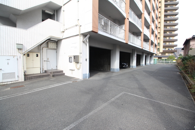 駐車場　駐車場は屋根付き＆奥行あり★