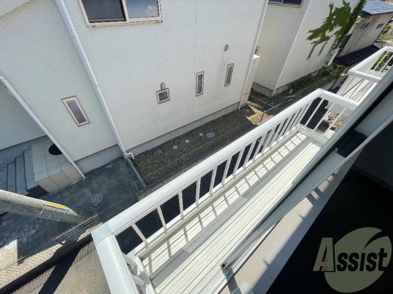 バルコニー　窓から撮影した１枚です。雰囲気が伝わりますか。