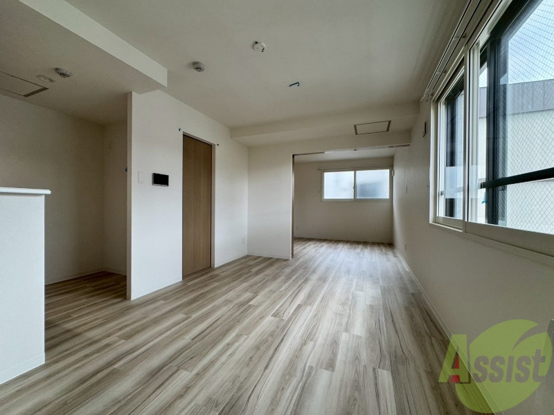 居室・リビング　フローリングや壁の色がお洒落な印象のリビングです。