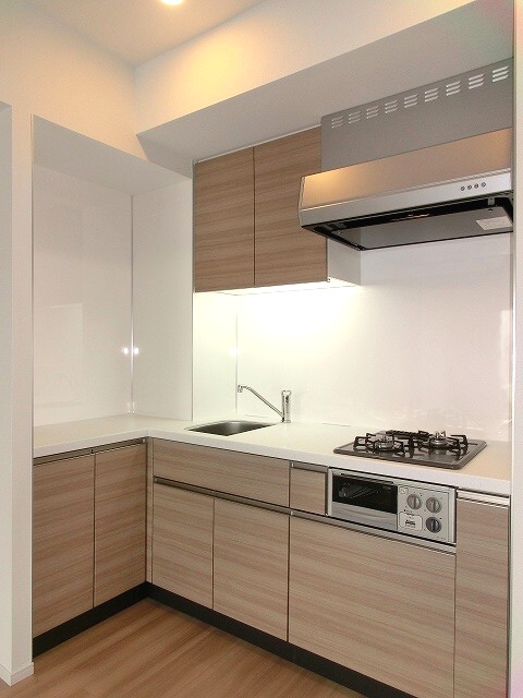 キッチン　広々シンクに豊富な収納棚です