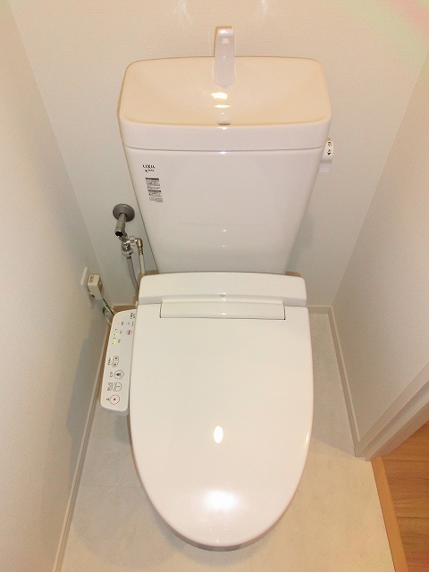トイレ　温水洗浄便座です