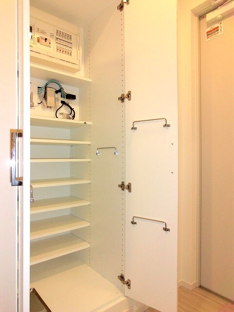 玄関　収納豊富なトールタイプのシューズＢＯＸです