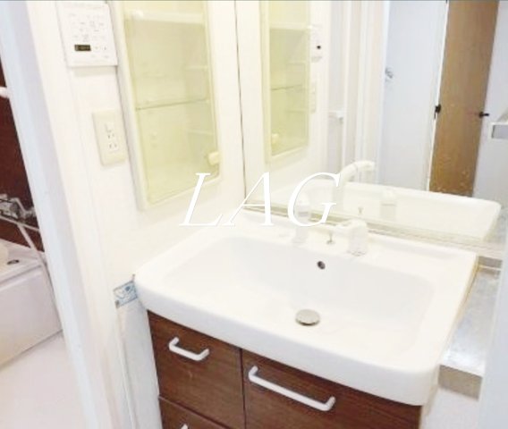 洗面設備　独立洗面台になります。