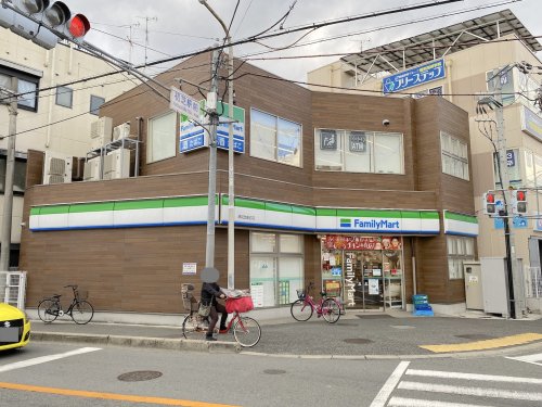 コンビニ　ファミリーマート 堺初芝駅前店（コンビニ）まで255m