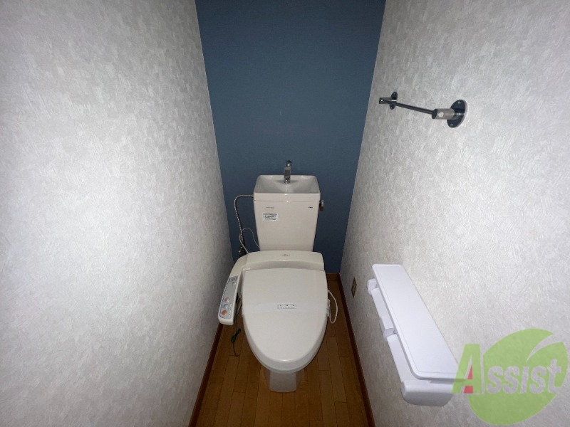 トイレ　温水洗浄便座でウォシュレット機能も付いています