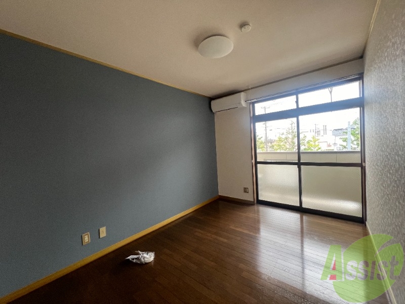 居室・リビング　６帖の洋室です。壁紙がアクセントクロスで可愛らしいですね。