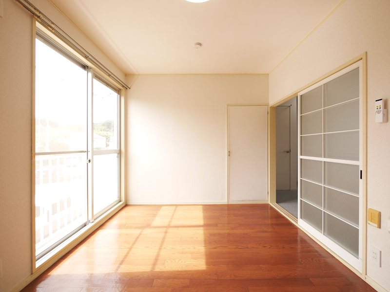 居室・リビング　洋6帖（東側）