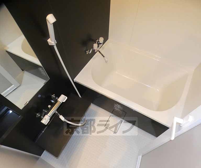 バス・シャワールーム　清潔感のあるバスルームです。