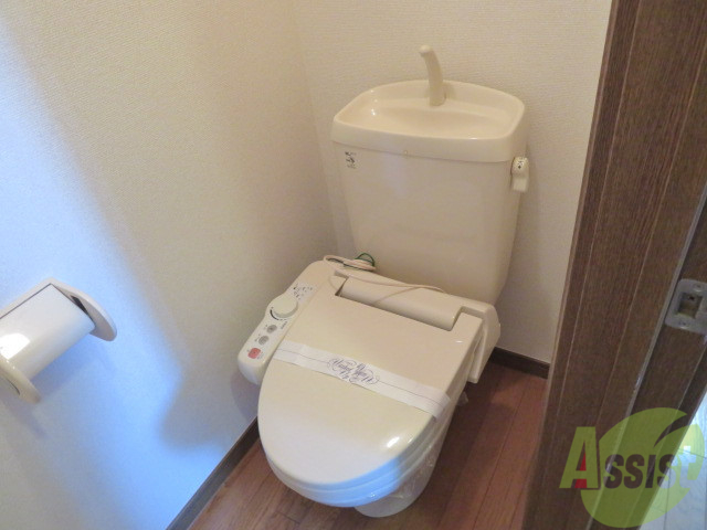トイレ　ウォシュレット機能がついたトイレです。安心して使用できますね