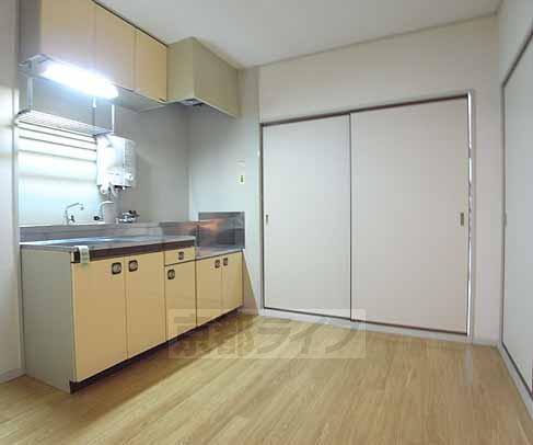 居室・リビング　広々としたダイニングキッチンです。