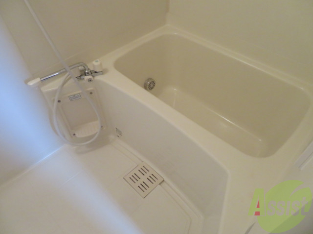 バス・シャワールーム　こちらが浴室です。スペースも充分あるのでゆったりできますね。