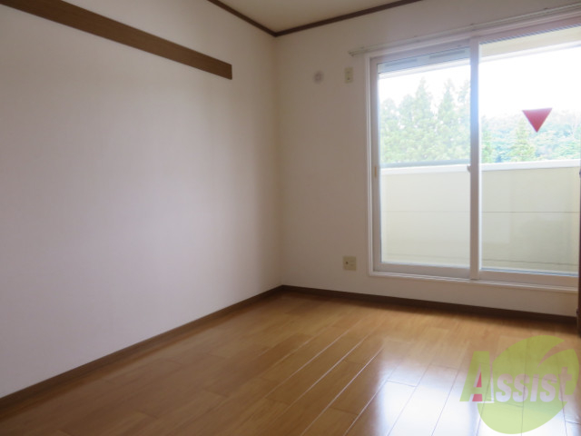 その他部屋・スペース　３階部分の７帖のお部屋です。かなり明るい印象でした。