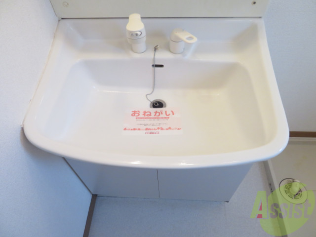 洗面設備　洗面はこちらをお使いください。収納スペースもあって便利です。