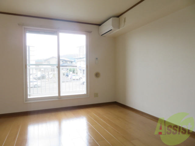 居室・リビング　かなり広めなリビングです。晴れると陽射しがよく入りますよ。