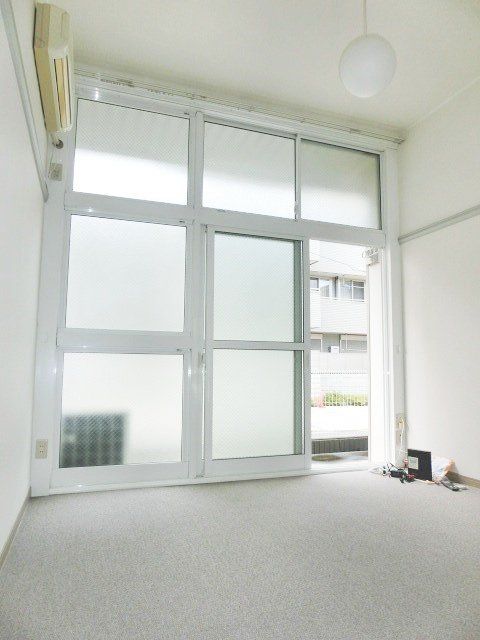 居室・リビング　1階はフローリング、2階はじゅうたん張りです