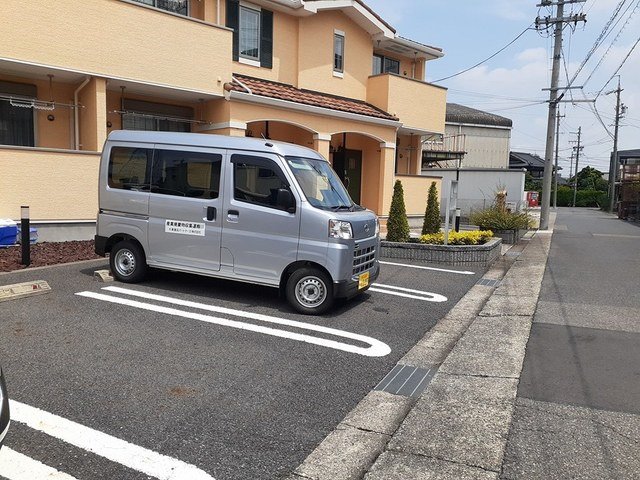駐車場　駐車場があるので、車を買う予定の方も安心です