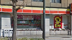 コンビニ　デイリーヤマザキ岩本町和泉橋店（コンビニ）まで249m