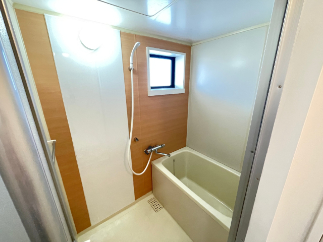 バス・シャワールーム　小窓あるので換気もしやすいですね