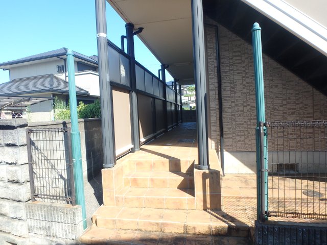 エントランス　落ち着いたエントランスです