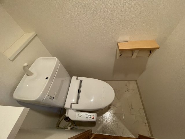 トイレ　落ち着いた色調のトイレです