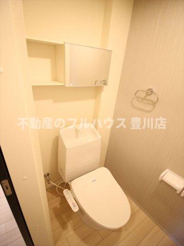 トイレ　写真は同型タイプ別物件
