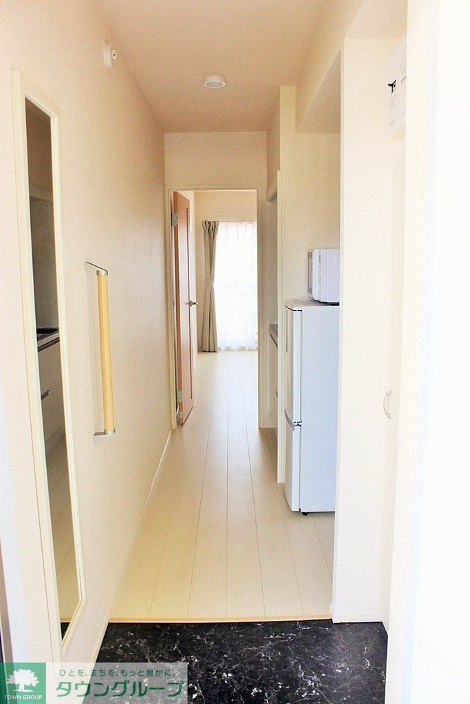 玄関　姿見、玄関手すり付