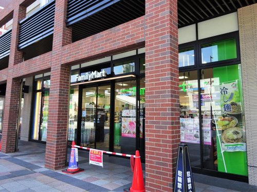 コンビニ　ファミリーマート 福岡六本松駅前店（コンビニ）まで337m