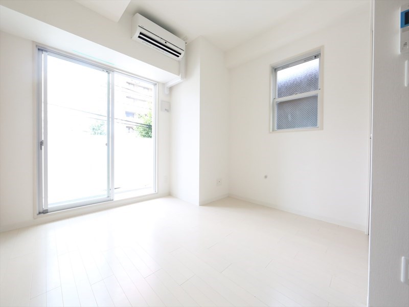 居室・リビング　洋室6.1帖　2面採光　エアコン完備　バルコニー