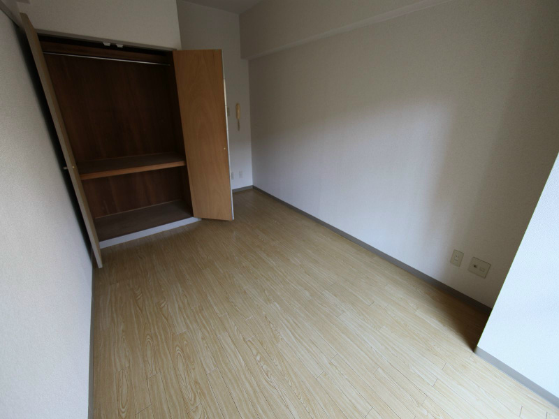 居室・リビング　洋室7帖　クリーゼット（収納充実してます）