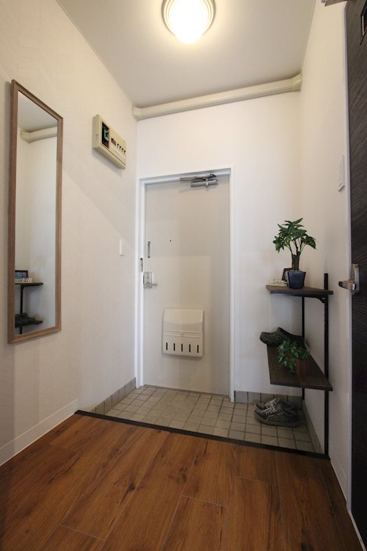 玄関　見せる収納の可動棚・全身ミラーのある空間です★