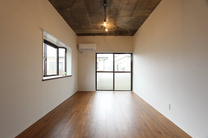 居室・リビング　照明はライティングレール照明なので好みの照明で部屋を演出して