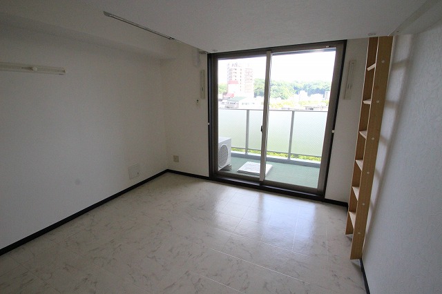 居室・リビング　同物件、別号室のものです。