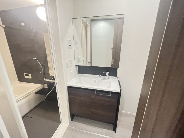 洗面設備　ゆったりとスペースのある洗面所