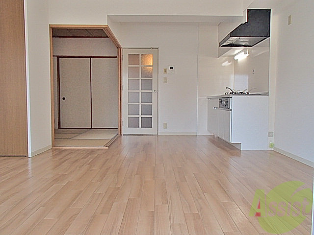 居室・リビング　１４帖のゆったり広々リビングです。明るく爽やかなお部屋です。