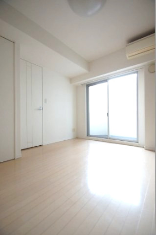 居室・リビング　落ち着いた色合いの床材を使用した居住空間