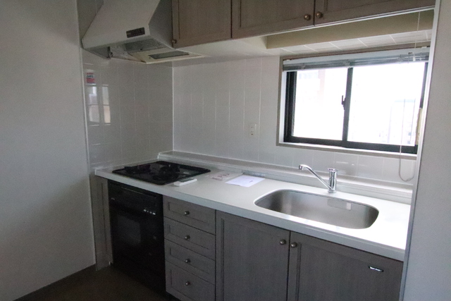 キッチン　※オーブンとブラインドカーテンは設備ではありません