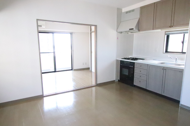 居室・リビング　※オーブンとブラインドカーテンは設備ではありません